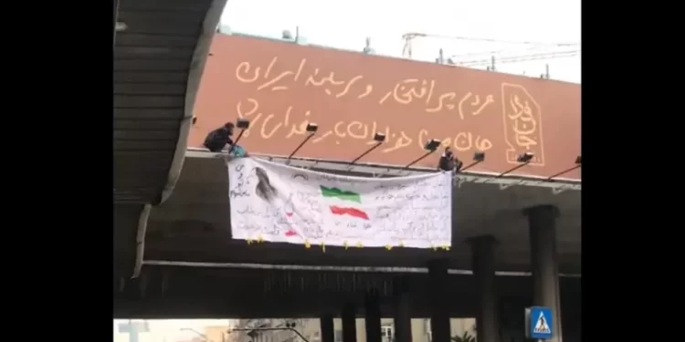 وسط العاصمة الإيرانية.. أهالي طهران يرفعون لافته كتب عليها “أيها المواطن انتفض”