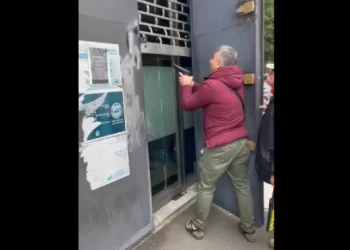 تجدد الأزمة.. لبناني يطلق النار على مصرف في صيدا لرفضه التحويل وفق سعر البنك (فيديو)