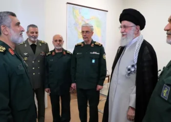 رغم النفي.. صور لخامنئي بلا قاآني تثير الشكوك