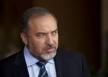 ليبرمان يكشف تفاصيل موافقة نتنياهو تسليح مليشيا “أبو شباب”بالسلاح