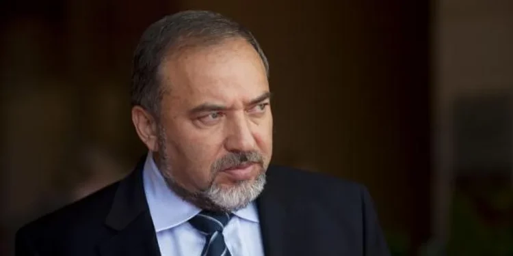 ليبرمان يكشف تفاصيل موافقة نتنياهو تسليح مليشيا “أبو شباب”بالسلاح