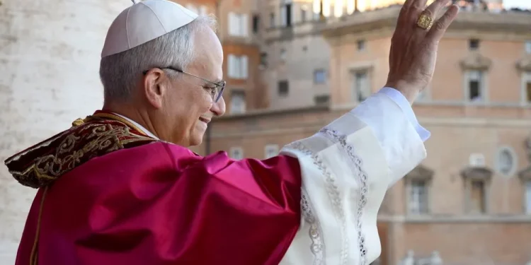 بابا الفاتيكان الجديد يستهل كلمته الاولى بعبارة “السلام عليكم جميعاً