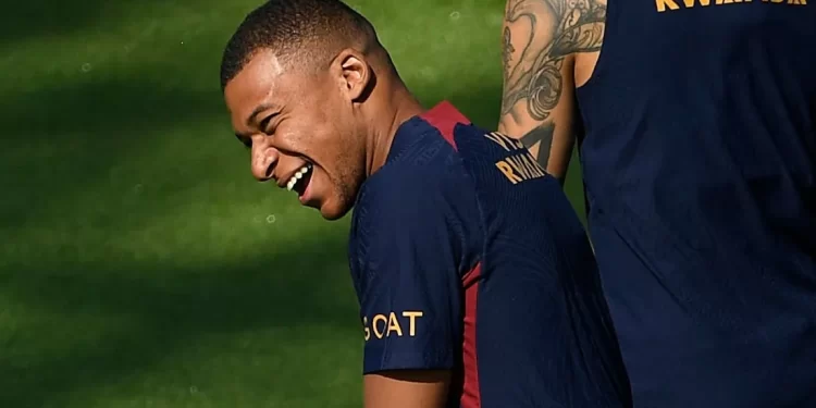 مبابي يكسر صمته ويرد على عرض الهلال