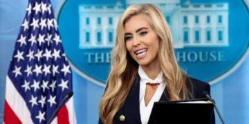 الشكوك والمؤهلات تطارد متحدثة البيت الأبيض