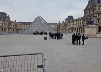 سطو في متحف اللوفر بباريس نتج عنها سرقة “مجوهرات ملكية”