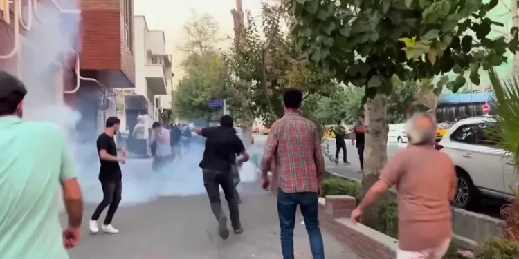 تظاهرات ليلية في إيران.. والعملة تنهار تحت ضغط الاحتجاجات