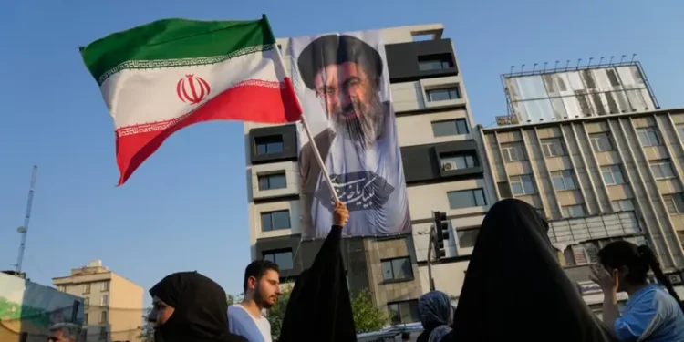 غموض متضارب حول وضع مجتبى خامنئي الصحي ودوره في قيادة إيران