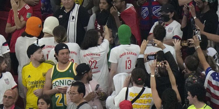 محتجّون في إيران يحتفلون بخسارة منتخب بلدهم أمام الولايات المتّحدة- (فيديوهات)