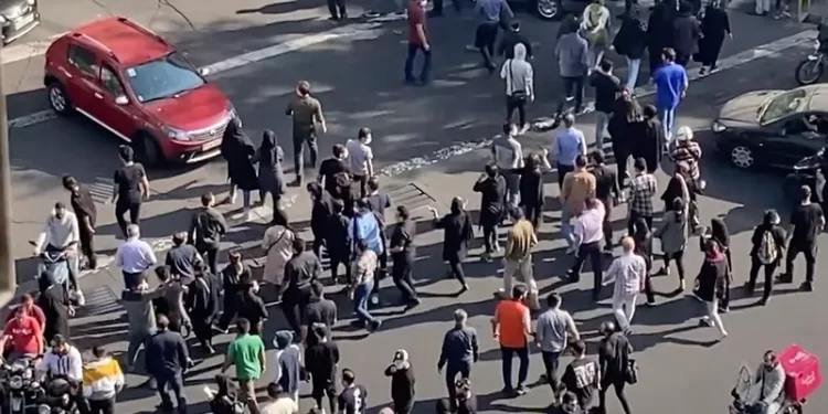 100 معتقل إيراني يواجهون عقوبات محتملة بالإعدام