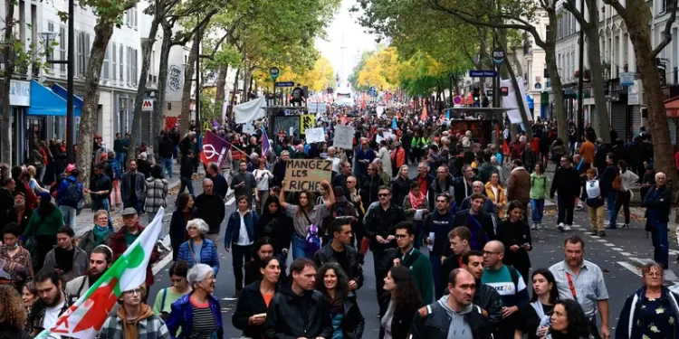 الشرطة الفرنسية تفرق احتجاجات الغلاء بالغاز المسيل للدموع