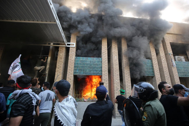 حرق مقر الحزب الديقراطي الكردستاني في بغدادبسبب تغريدة أنا مع المرجعية العربية