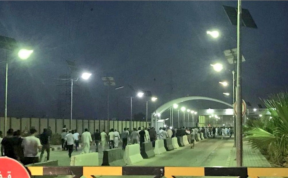 متظاهرون يحرقون مقري حزبي الدعوة والحكمة بالنجف والكوفة .. ومقتل متظاهر بميسان