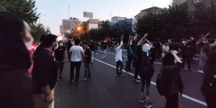 انقطاع الإنترنت في إيران.. والحرس يهدد المحتجين بالقضاء