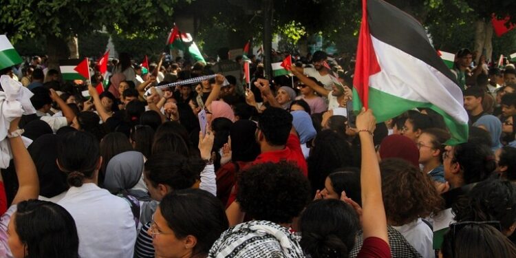 مئات العراقيين يلبون دعوة الصدر ويتوجهون إلى الحدود مع الأردن (فيديو)