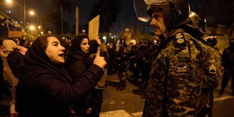 إيران.. توسع الاحتجاجات بعد مقتل فتاة على يد شرطة الأخلاق