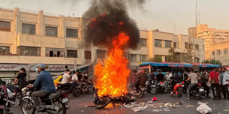 على خلفية شدة الاحتجاجات.. إيران تعيّن قائداً جديداً لقوى الأمن