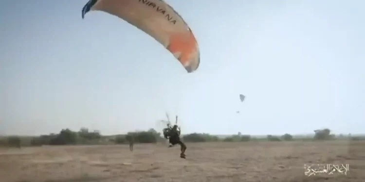 بمحركات بدائية.. سجلت طائرات شراعية بصمتها في غلاف غزة!