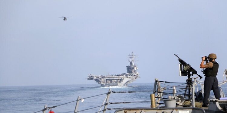 مدمرة أمريكية تسقط صاروخ كروز مضاد للسفن في البحر الأحمر