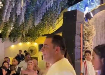 مدير مصري يفاجئ أحد موظفيه بهدية غريبة.. في حفل زفافه