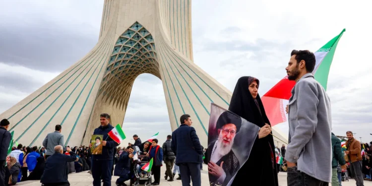 مراسل يطيح بمدير قناة إيرانية بسبب زلة لسان “فيديو”