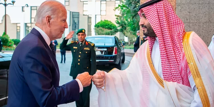 ترمب يكشف اسرار مصافحة “القبضة” بين بايدن وولي العهد السعودي