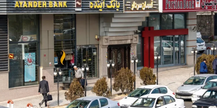 كيف فجَّرت إمبراطورية الظل المالية بركان الغضب في إيران؟