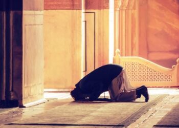 داست على أيديهم أثناء سجودهم.. معلمة أمريكية تهين طلابا مسلمين يؤدون الصلاة- (فيديو)