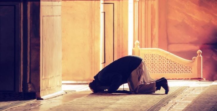 داست على أيديهم أثناء سجودهم.. معلمة أمريكية تهين طلابا مسلمين يؤدون الصلاة- (فيديو)