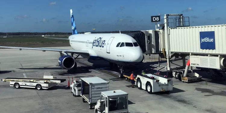 بسبب “لابتوب” فوضى وإجلاء بمزلقة الطوارئ..في مطار جون كينيدي