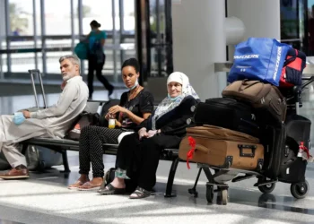 أزمة بين بيروت وبغداد.. توقيف عراقيين بالمطار يشعل غضبا