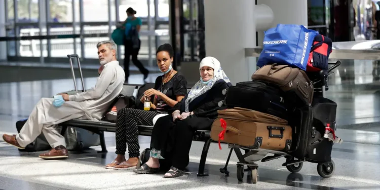 أزمة بين بيروت وبغداد.. توقيف عراقيين بالمطار يشعل غضبا