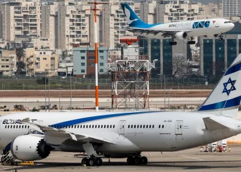 عُمان تعلن فتح أجوائها أمام جميع الناقلات.. وإسرائيل ترحب