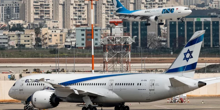 عُمان تعلن فتح أجوائها أمام جميع الناقلات.. وإسرائيل ترحب