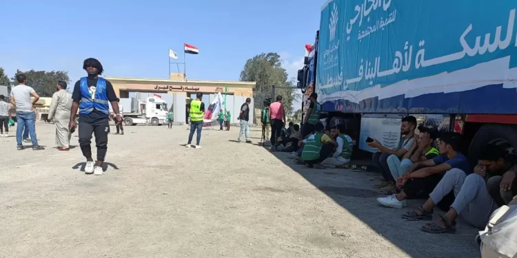 طلب صادم للفلسطينيين ضمن المساعدات الإنسانية.. مسؤولة مصرية تكشفه
