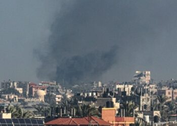 معلق إسرائيلي بارز: غزة ليست بيروت… والسنوار يرفض الجلاء ويستعد لاحتفالات النصر
