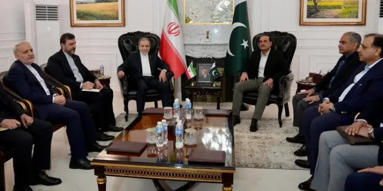 ترامب مصمّم على “الانتصار” في حرب إيران وباكستان تترقب عودة عراقجي