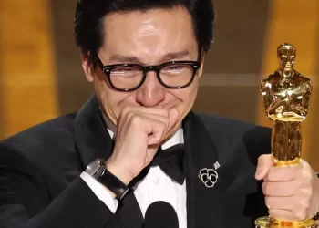 فيديو مليء بالدموع.. ممثل عالمي ينهار باكياً: ماما فزت بالأوسكار