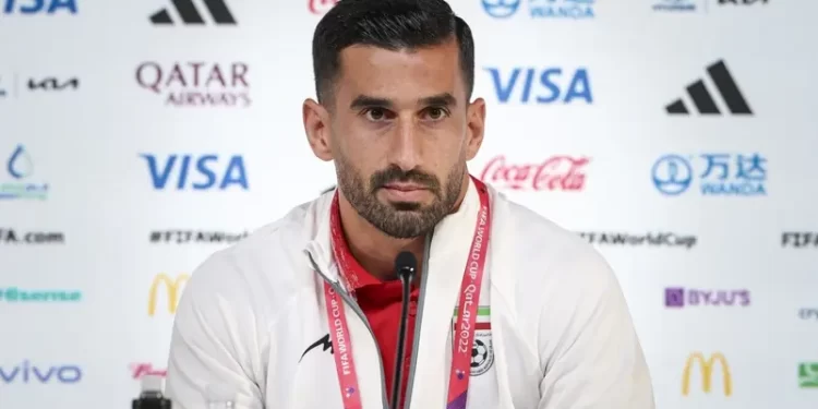 قائد منتخب إيران يكسر الصمت: شعبنا حزين والأوضاع سيئة