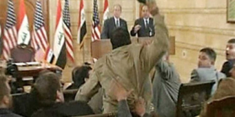 بعد 15 سنة.. تصريح ناري من العراقي الذي رشق بوش بالحذاء