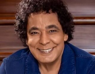 بالفيديو.. بكاء محمد منير على المسرح لهذا السبب