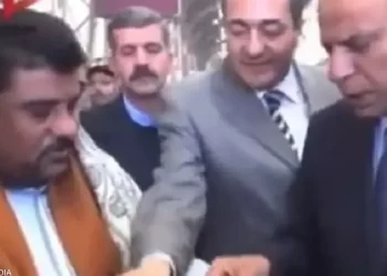 فيديو لمواطن مصري يخرج الأفيون بدل التذكرة.. والداخلية تعلّق