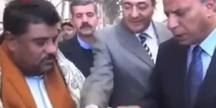 فيديو لمواطن مصري يخرج الأفيون بدل التذكرة.. والداخلية تعلّق