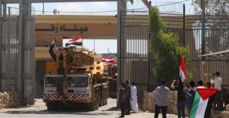 ماذا وراء زيارات وفود حكومية وفصائلية فلسطينية للقاهرة؟