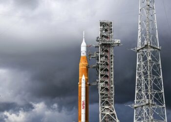 عاصفة تتسبب بإلغاء إطلاق صاروخ ناسا الجديد إلى القمر