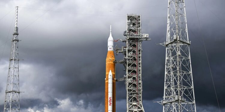 عاصفة تتسبب بإلغاء إطلاق صاروخ ناسا الجديد إلى القمر