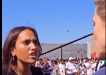 ناشطة مصرية تواجه مراسلة سي إن إن: أنت كاذبة.. ومحتجون يطردون طاقم القناة في رام الله- (فيديو)