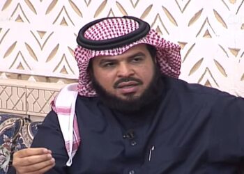 أمير سعودي يفتتح مطعما ويشرف على إعداد الوجبات للزبائن (فيديو)