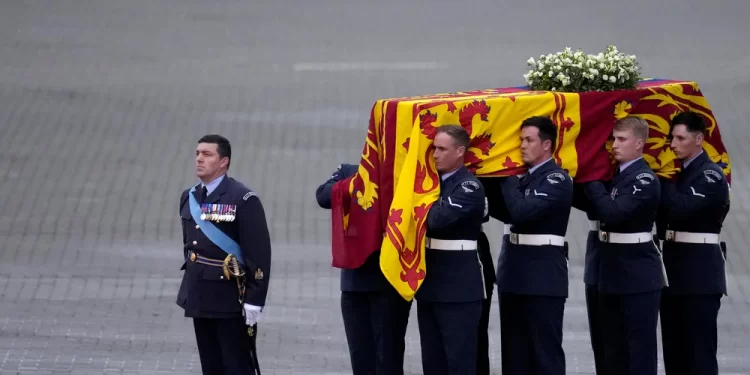 نعش الملكة يصل لندن وسط استعدادات للجنازة الرسمية