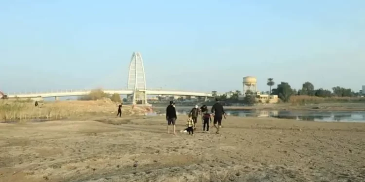 مشهد صادم من العراق.. نهر دجلة بات سيراً على الأقدام
