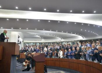 بالكوفية والعلم الفلسطيني.. نواب الجزائر يناقشون السياسة العامة للحكومة ويقترحون تجريم التطبيع ـ (صور وفيديو)